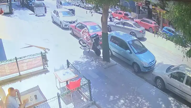 Dikkatsizlik Faciası: Yaya Karşıdan Karşıya Geçerken Araba Çarptı