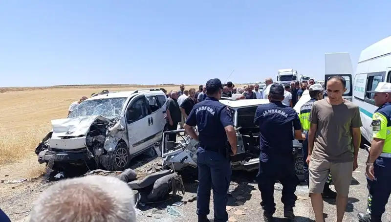 Otomobil ile Hafif Ticari Araç Çarpıştı: Facia 4 Can Aldı, 1 Yaralı
