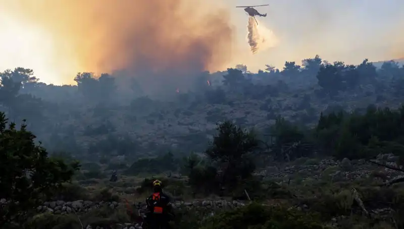 Eğriboz Adası’nda Korkutan Yangın: İki Köy Güvenlik İçin Tahliye Edildi