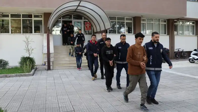 Türkiye’de Düzensiz Göçmen Operasyonu: 21 Kişi Yakalandı