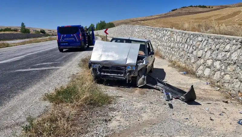 Dikkat Çeken Kaza: Otomobil Duvara Çarptı, İki Kişi Yaralandı