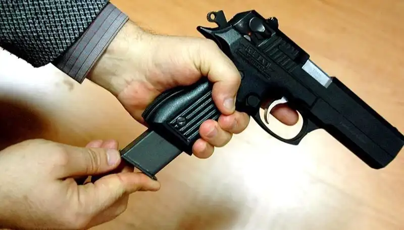 Silah Kurcalarken Kendine Zarar Verdi: Olayın Detayları ve Sonuçları
