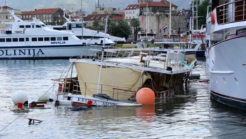 Hırvatistan'da Şiddetli Fırtına: Feribot, Gemiye Çarptı ve Battı