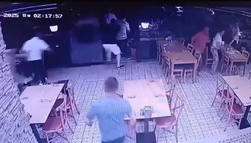 Deprem Anı Güvenlik Kameralarına Yansıdı: O Anlar Şok Edici!