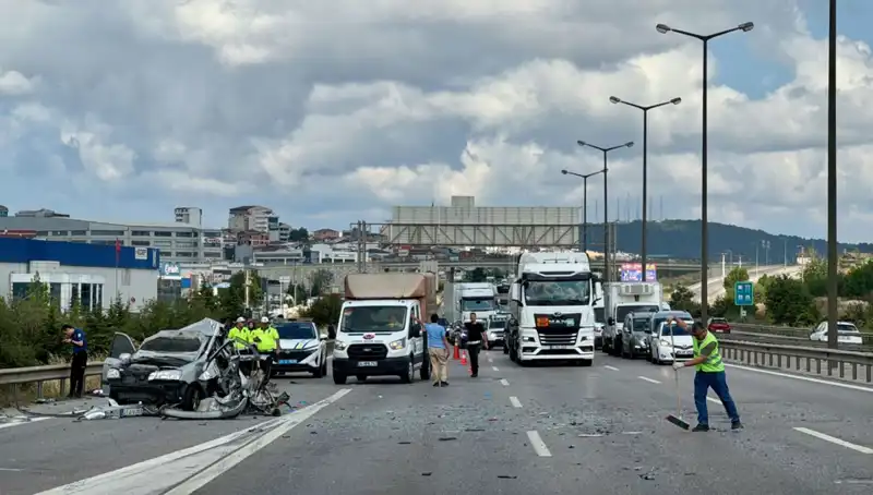 Otoyolda Feci Kaza: Üç Kişi Araçta Sıkışarak Kurtarılmayı Bekledi